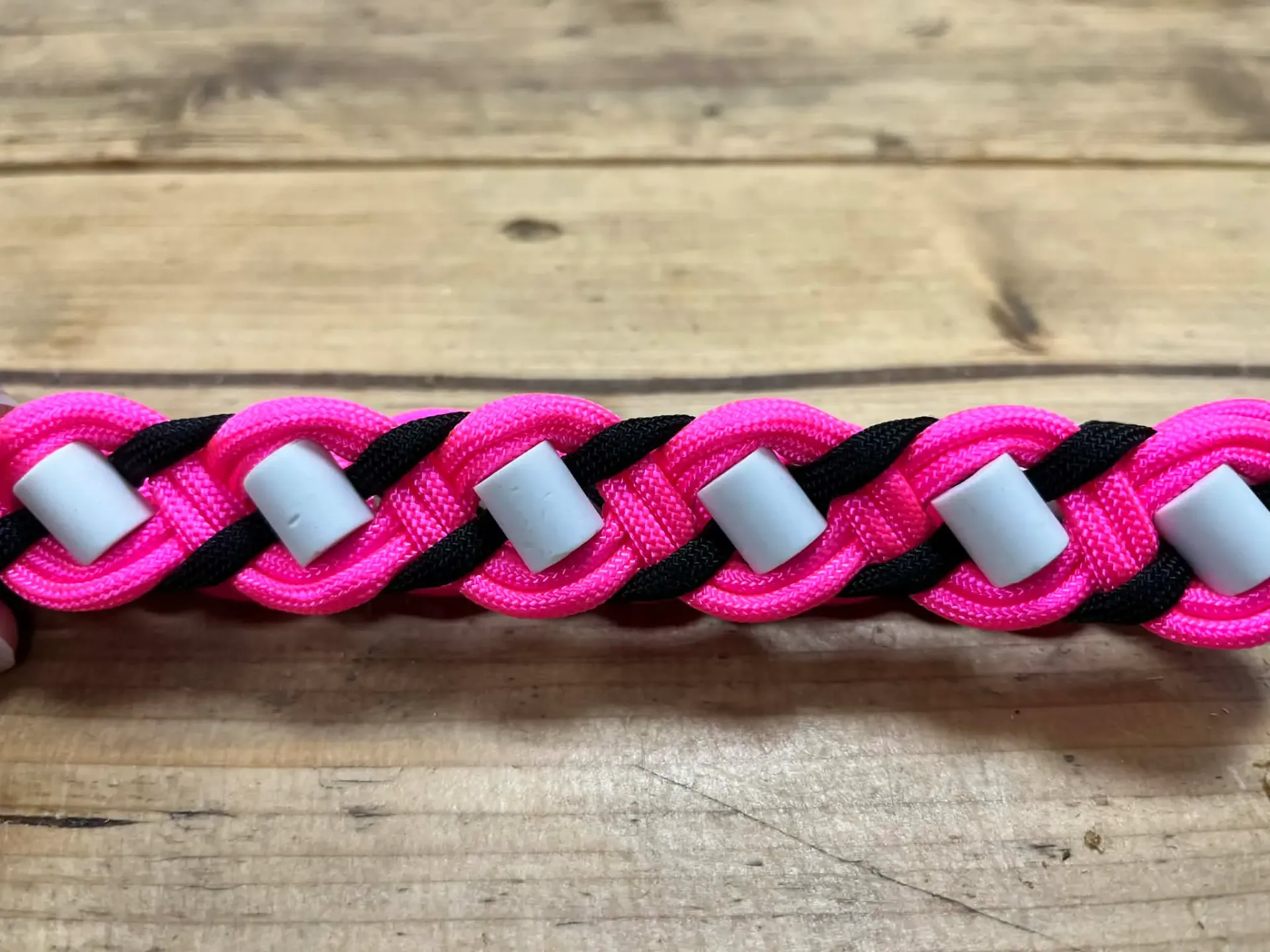 COLLIER ANTI PUCES, TIQUES ET PARASITES FLUO - NOIR & ROSE FLUO