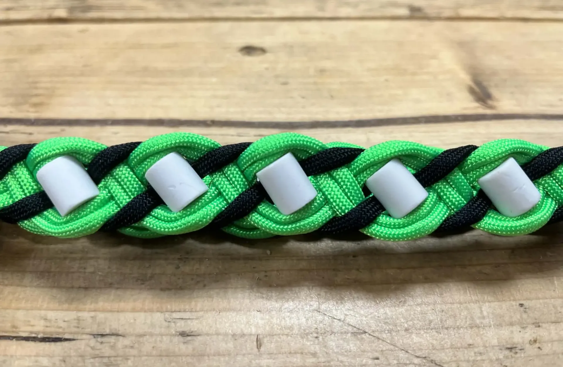 COLLIER ANTI PUCES, TIQUES ET PARASITES FLUO -NOIR & VERT FLUO