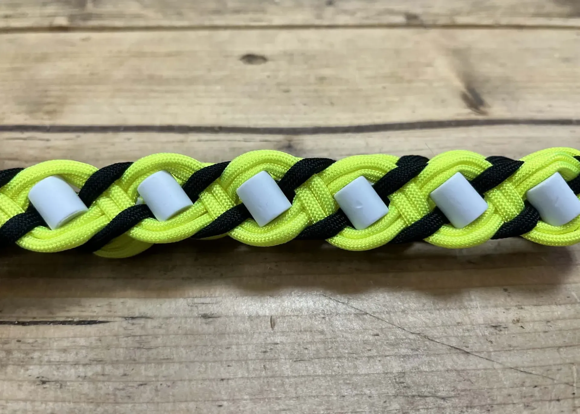 COLLIER ANTI PUCES, TIQUES ET PARASITES FLUO - NOIR & JAUNE FLUO