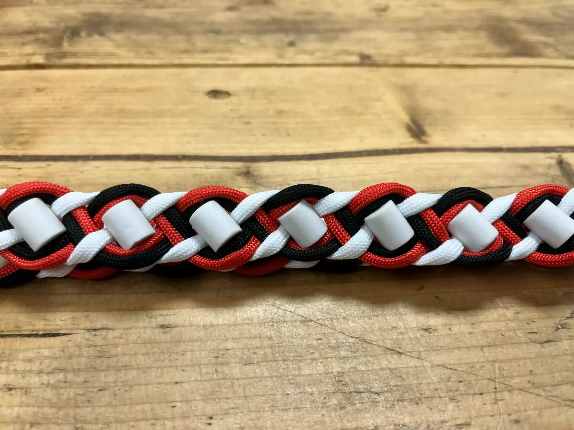 COLLIER ANTI PUCES, TIQUES ET PARASITES TRICOLORE - ROUGE BLANC & NOIR