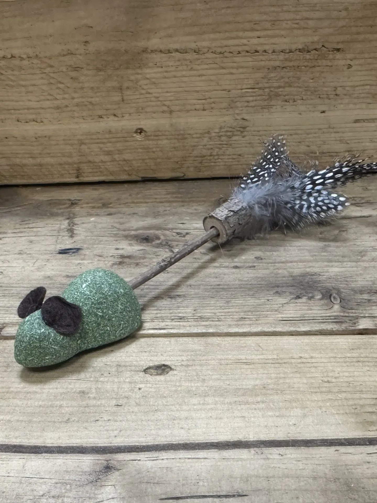 CHAT - BÂTONNET SOURIS PLUMES ET HERBE